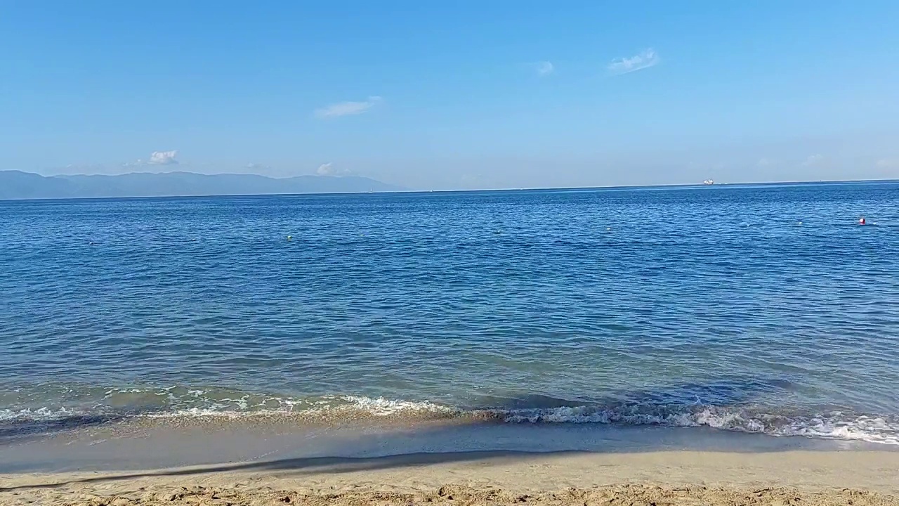 在阳光明媚的日子里，可以看到海滩、海洋、海浪和沙滩视频素材