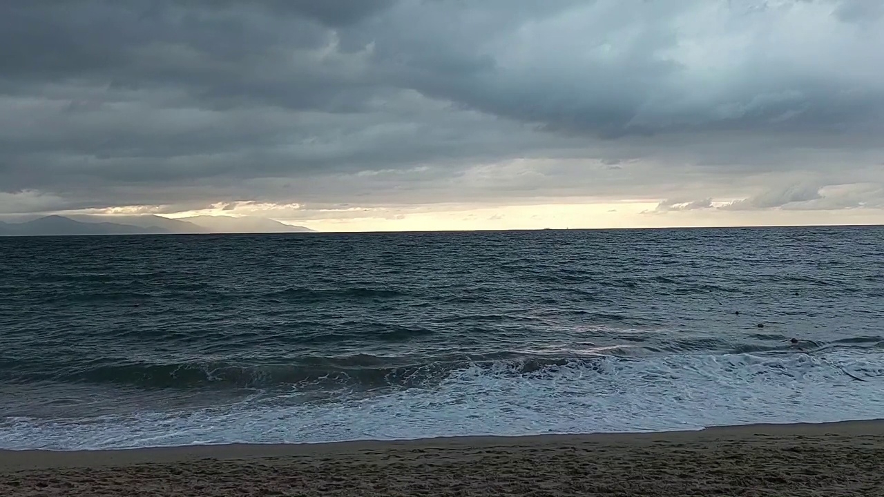 在阴天看到海滩、海洋、海浪和沙子视频素材