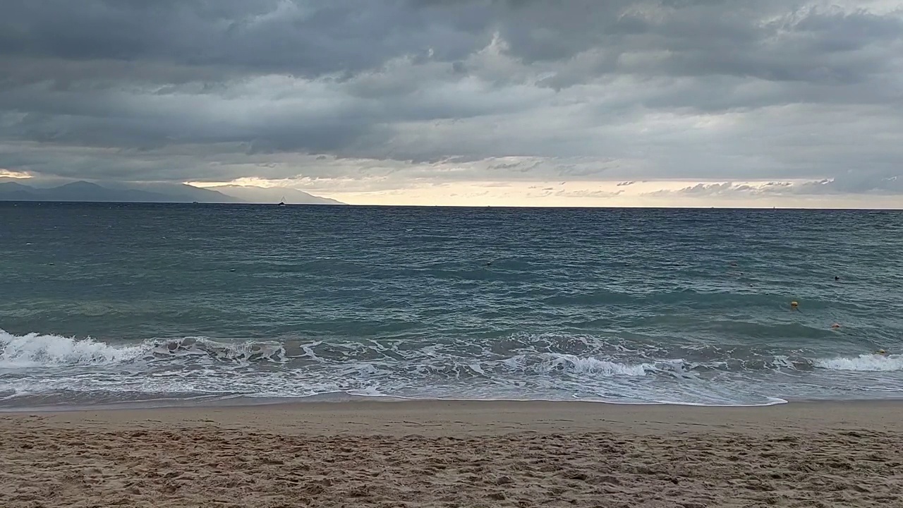 在阴天看到海滩、海洋、海浪和沙子视频素材