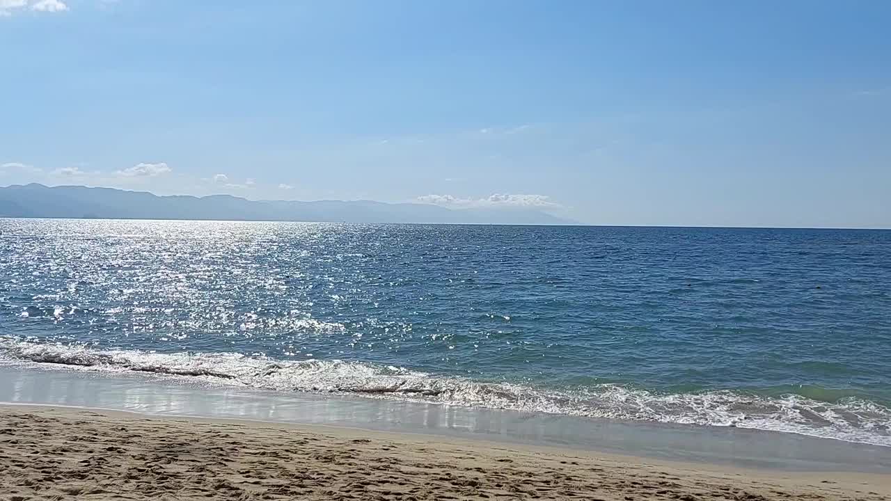 在阳光明媚的日子里，可以看到海滩、海洋、海浪和沙滩视频素材