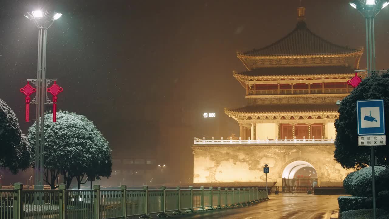 雪夜的钟楼视频素材