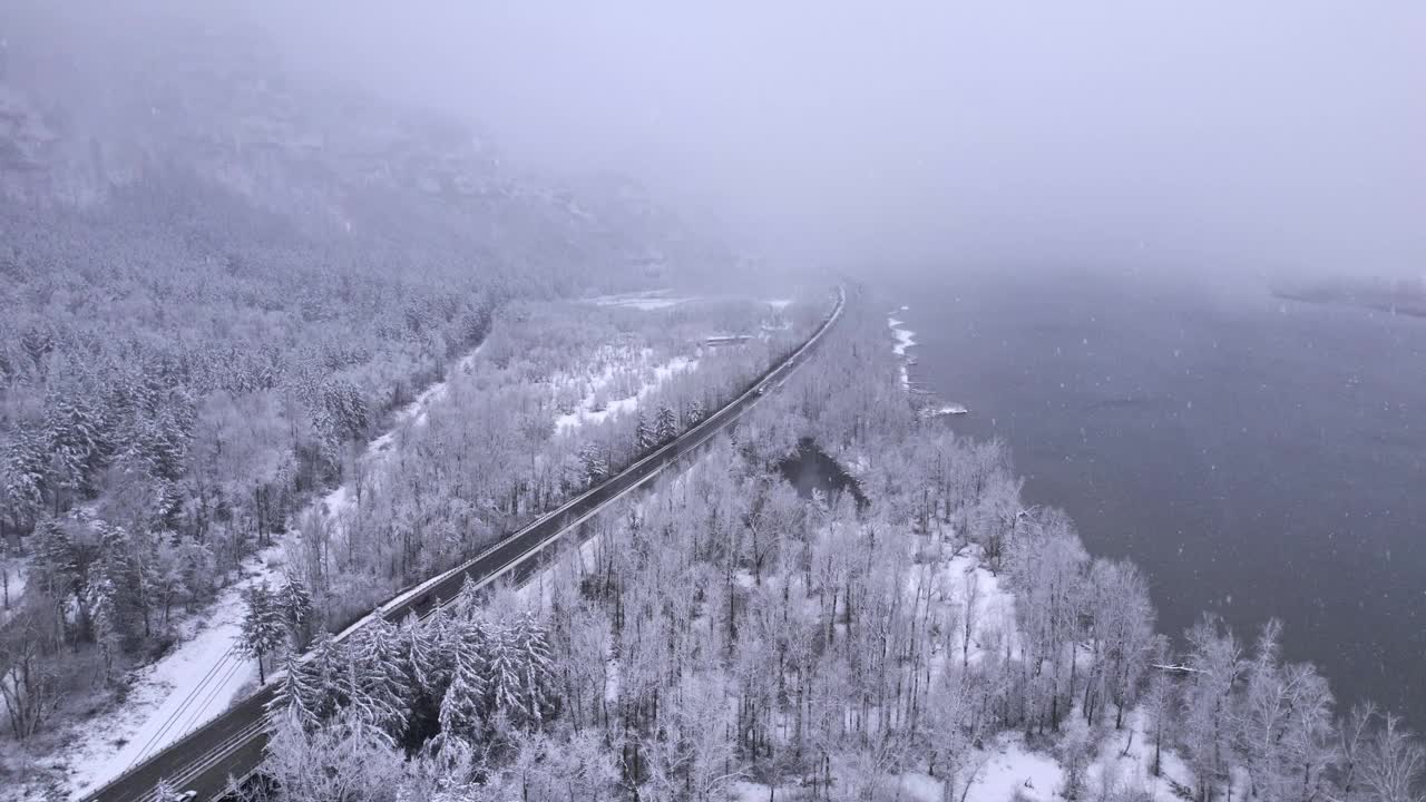 下雪天河边的公路视频素材