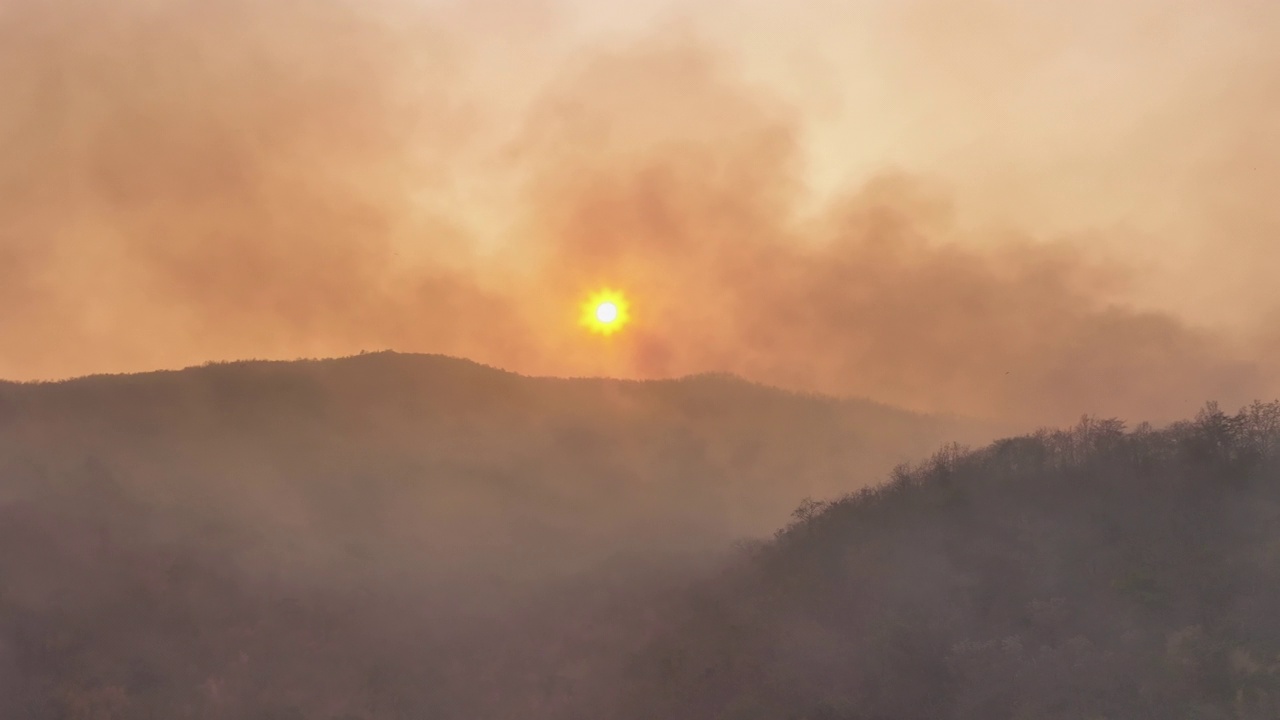 野火释放二氧化碳(CO2)和其他温室气体(GHG)，导致气候变化和全球变暖。视频素材