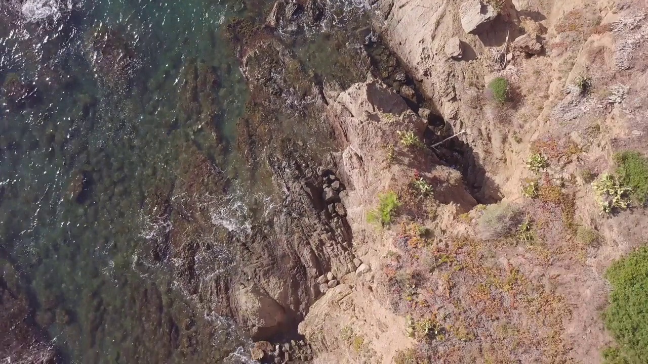 海浪撞击岩石视频素材