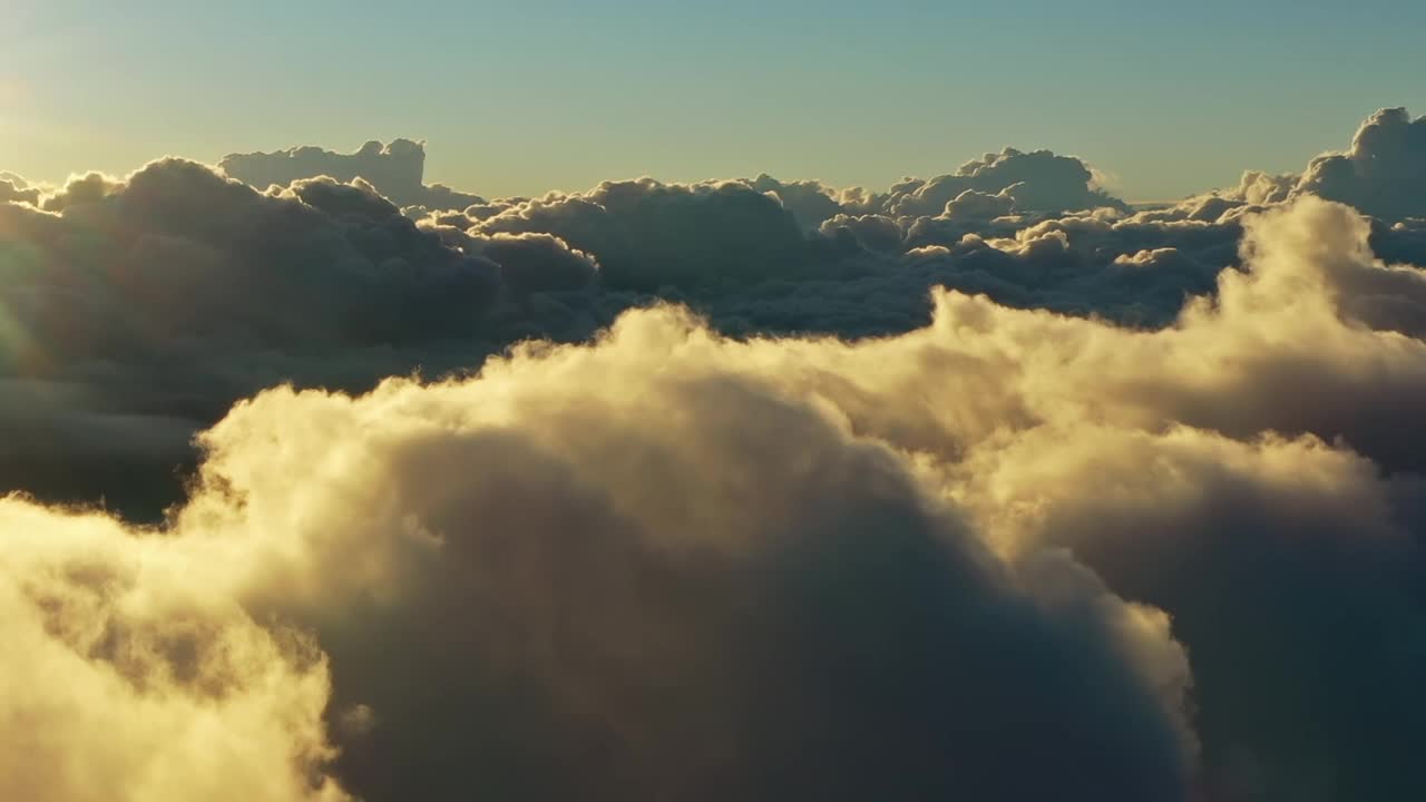 云和早晨太阳的鸟瞰图视频素材