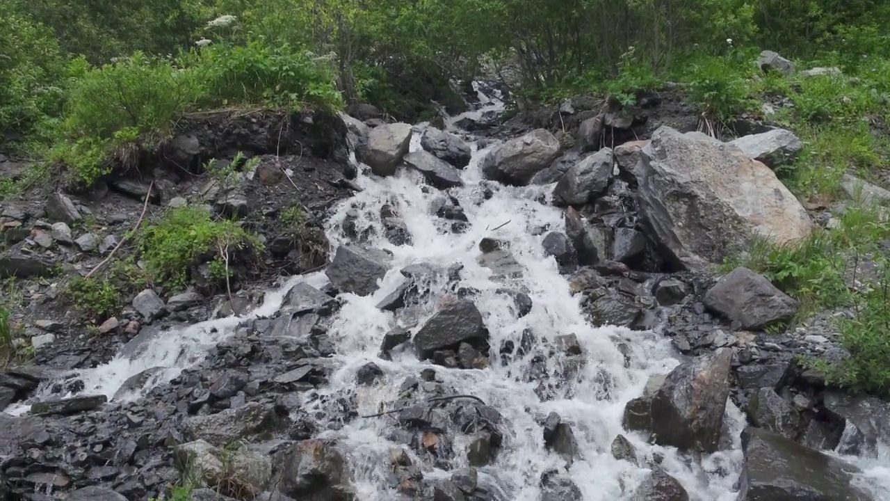 风景优美，山间河流湍急流淌。高加索山脉视频素材