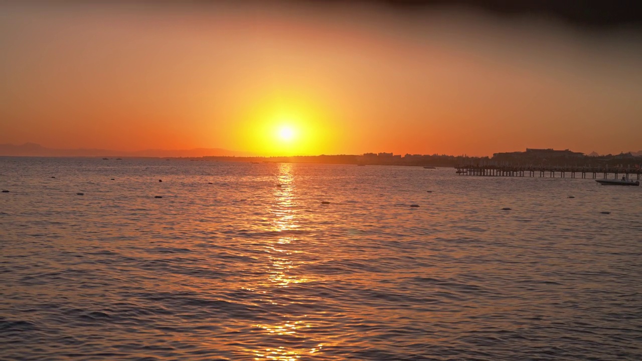 码头上的夕阳视频素材