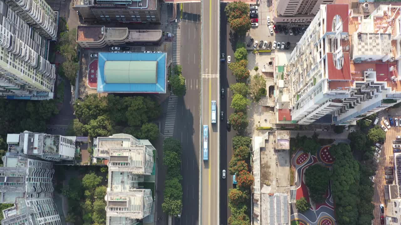 电动巴士行驶在城市建筑物之间的高架道路上视频素材