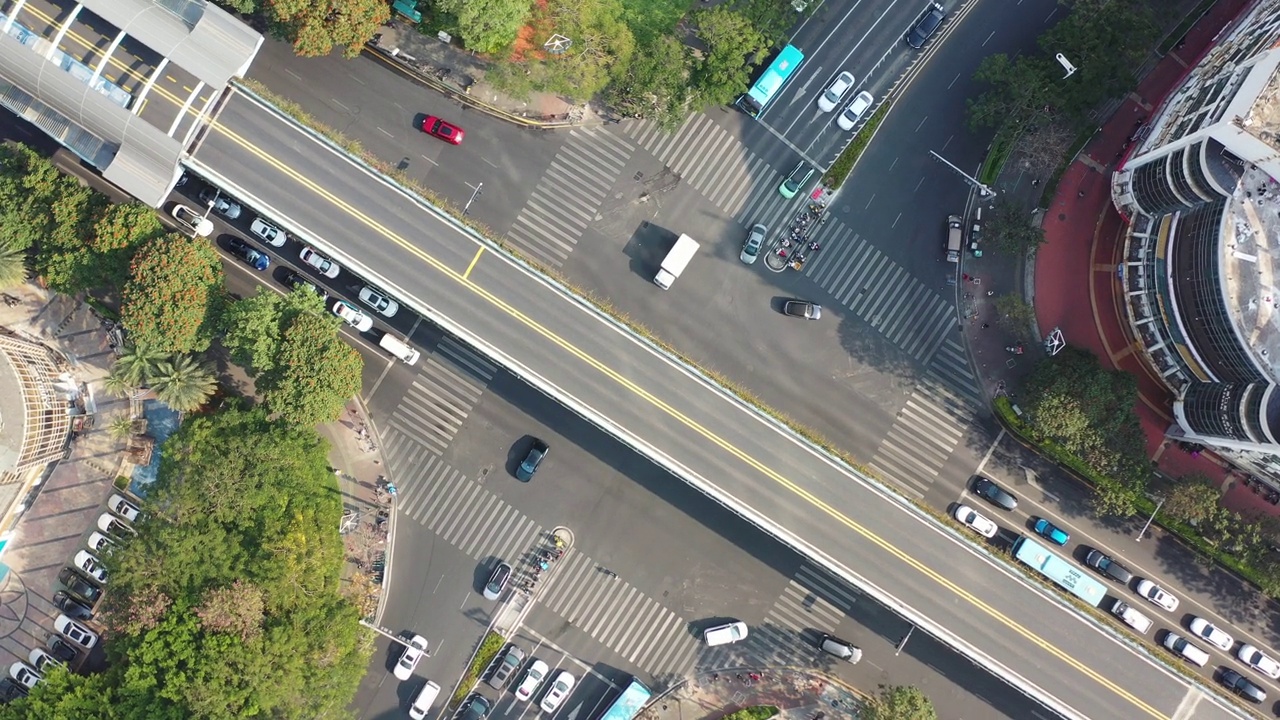 电动巴士行驶在城市建筑物之间的高架道路上视频素材