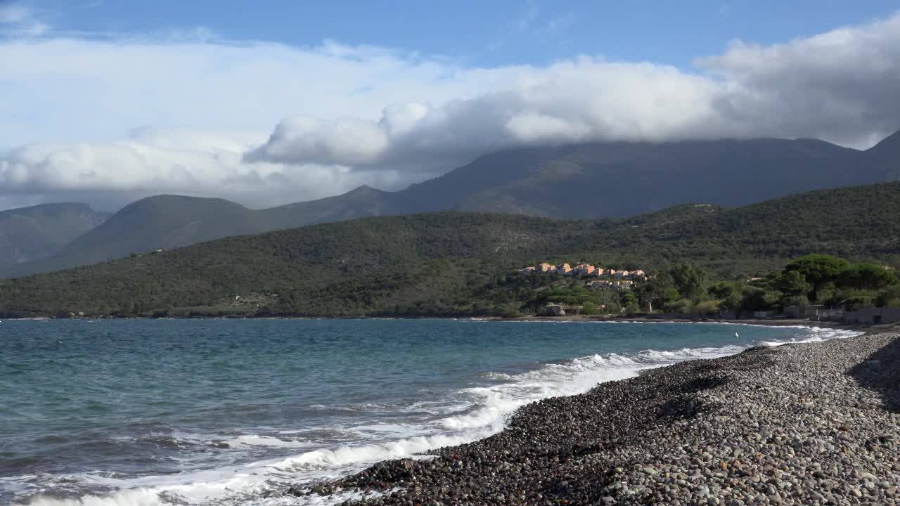 卵石海滩上的海浪视频素材