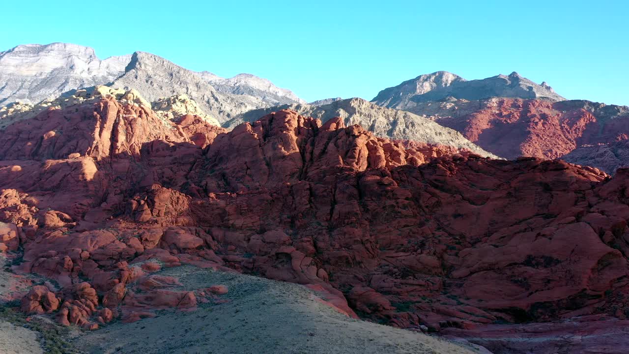 崎岖的红岩峡谷视频素材