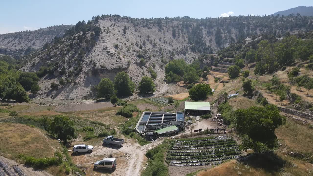 山谷坡地鱼场架空视频素材