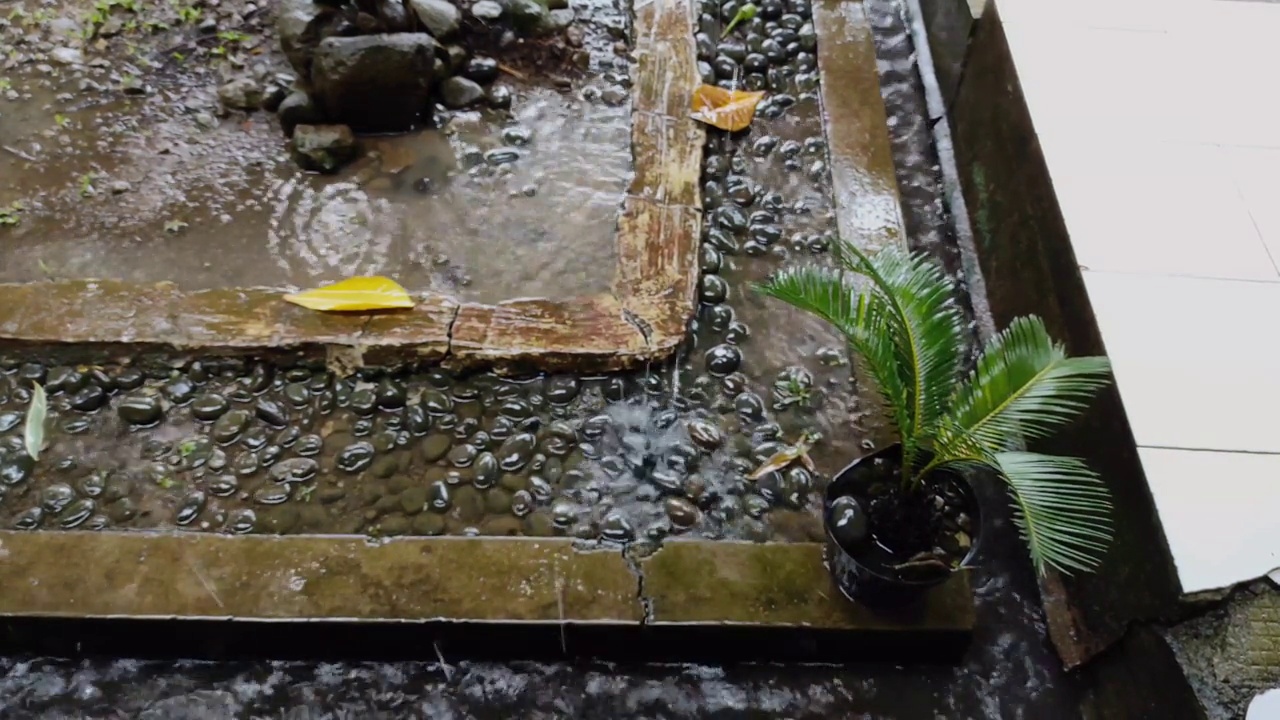 雨点从屋顶上落下视频素材