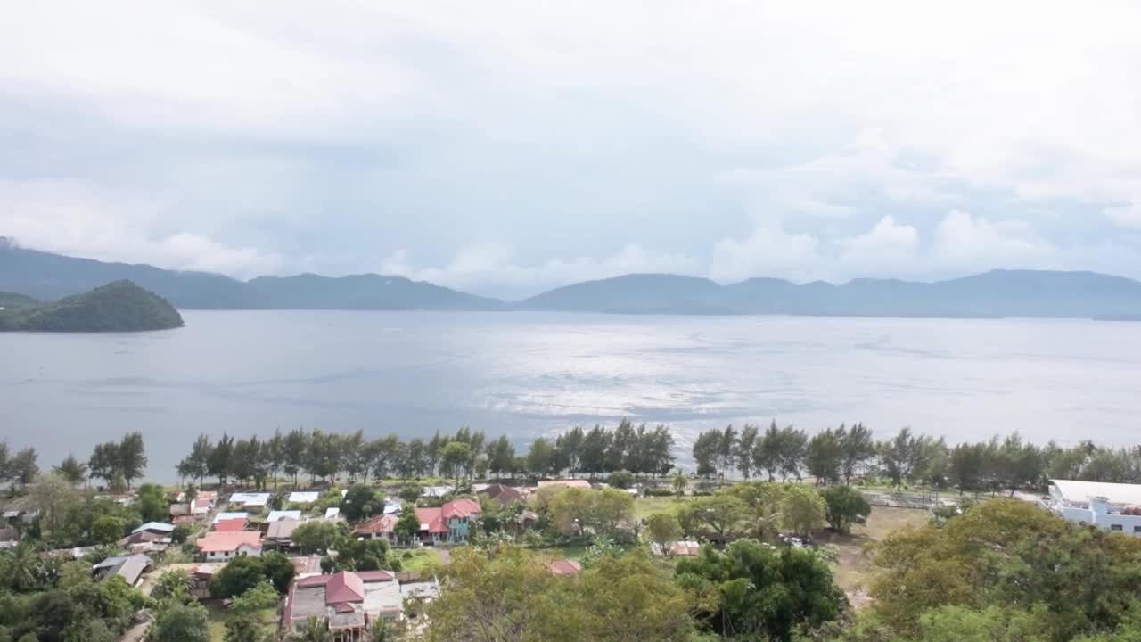 从右向左平移沙邦市的视图，从沙邦山看视频素材