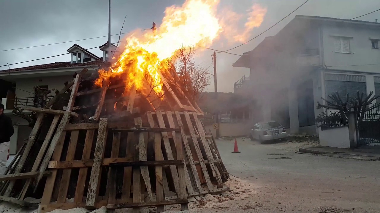 篝火点燃在约阿尼纳城在狂欢节的传统希腊多年视频素材
