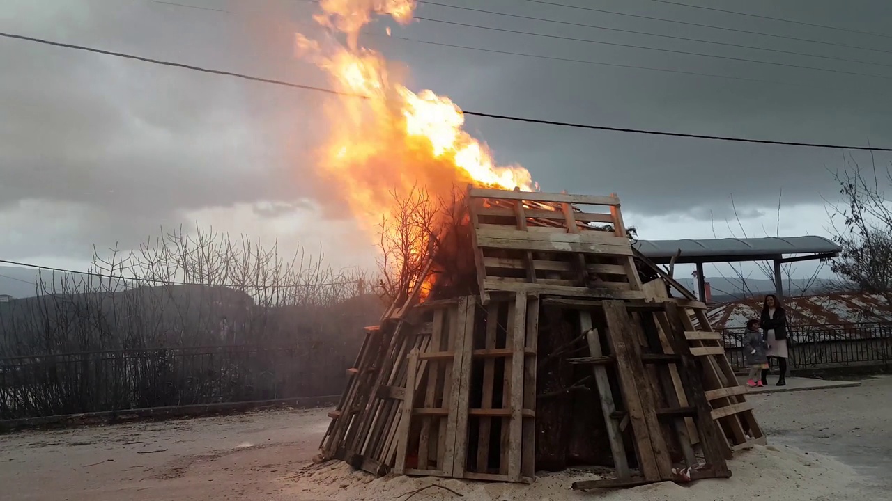 篝火点燃在约阿尼纳城在狂欢节的传统希腊多年视频素材