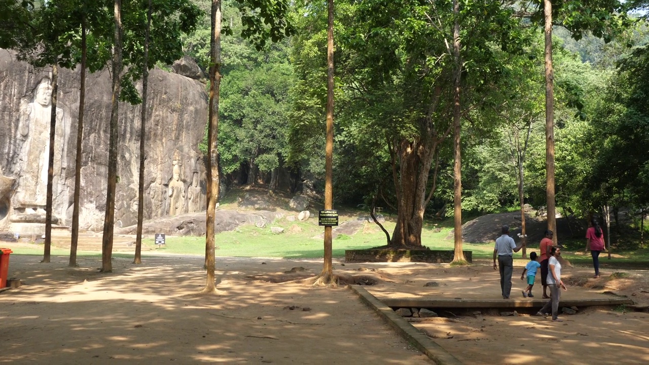 斯里兰卡，布杜鲁瓦加拉佛教寺庙（布杜鲁瓦加拉·拉贾·玛哈·维哈拉亚）视频素材