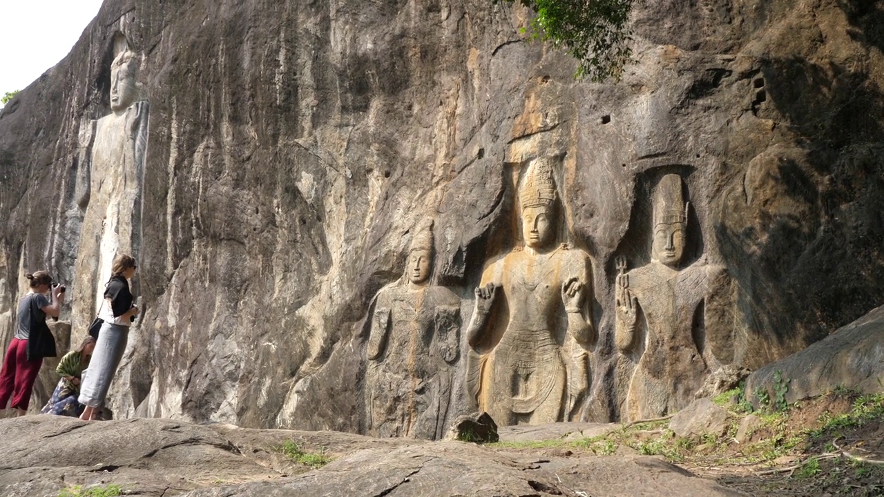 斯里兰卡，布杜鲁瓦加拉佛教寺庙（布杜鲁瓦加拉·拉贾·玛哈·维哈拉亚）视频素材