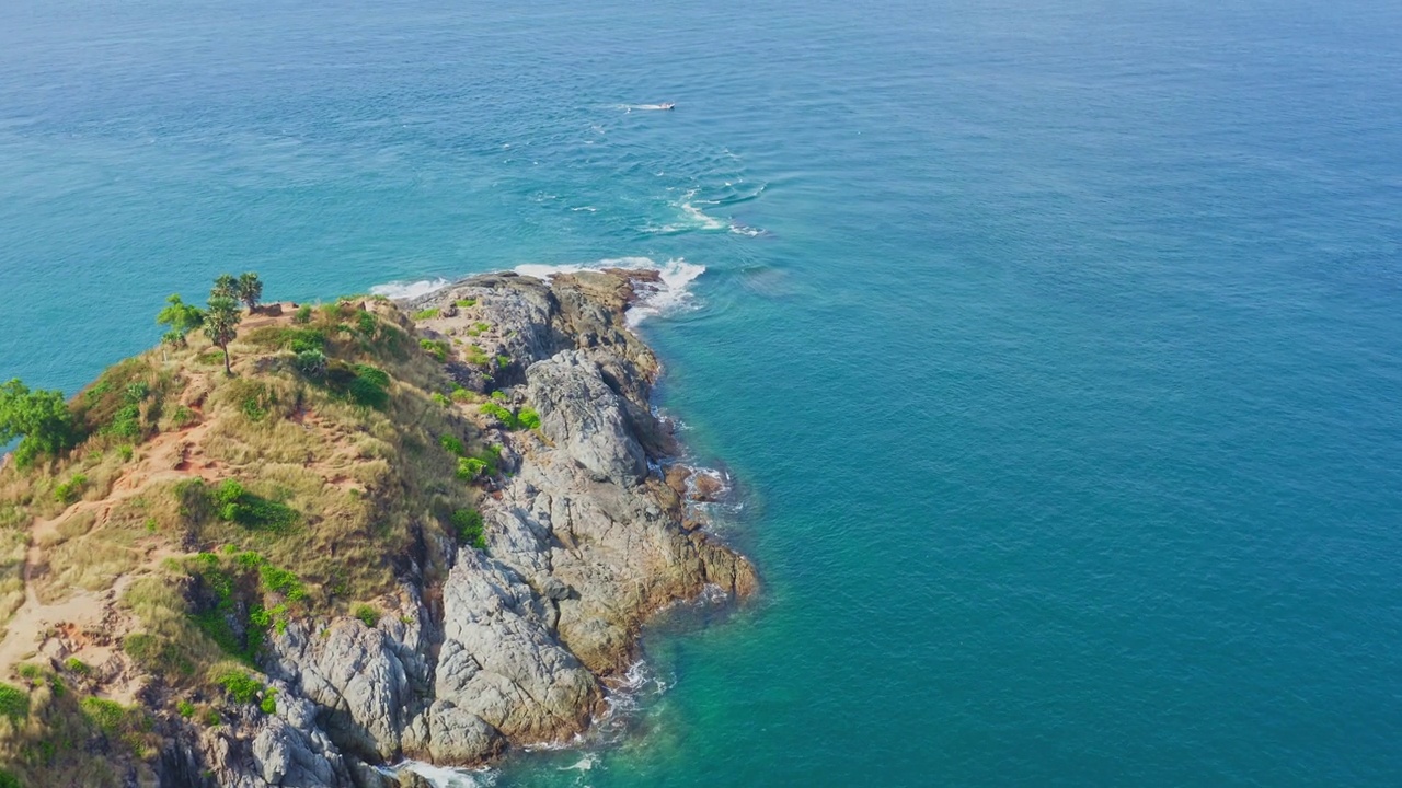 鸟瞰图，美丽的海洋在拉威，普吉岛，泰国。视频素材