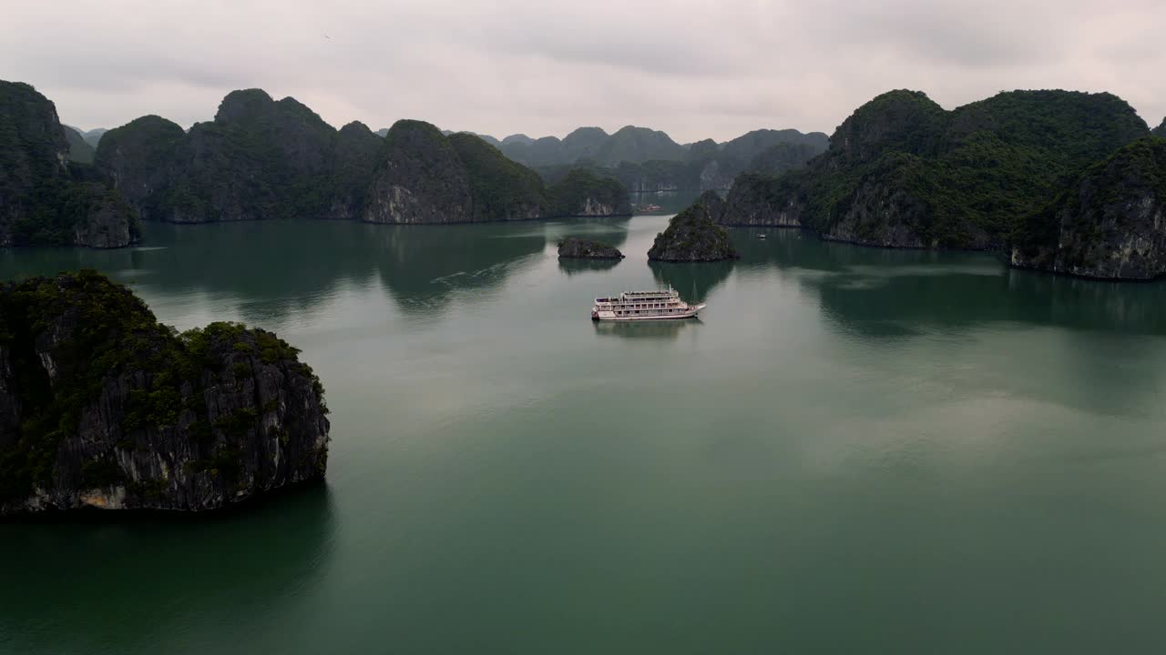 下龙湾日出时的无人机视图视频素材