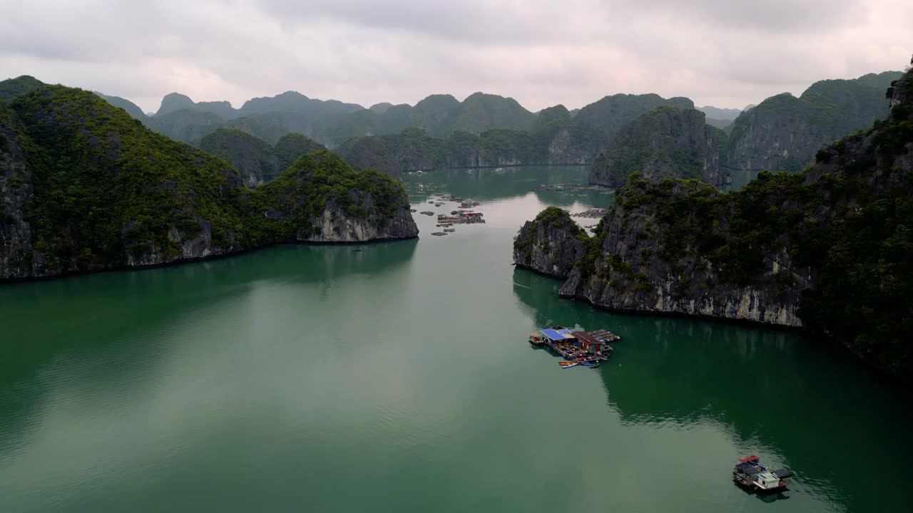 下龙湾日出时的无人机视图视频素材