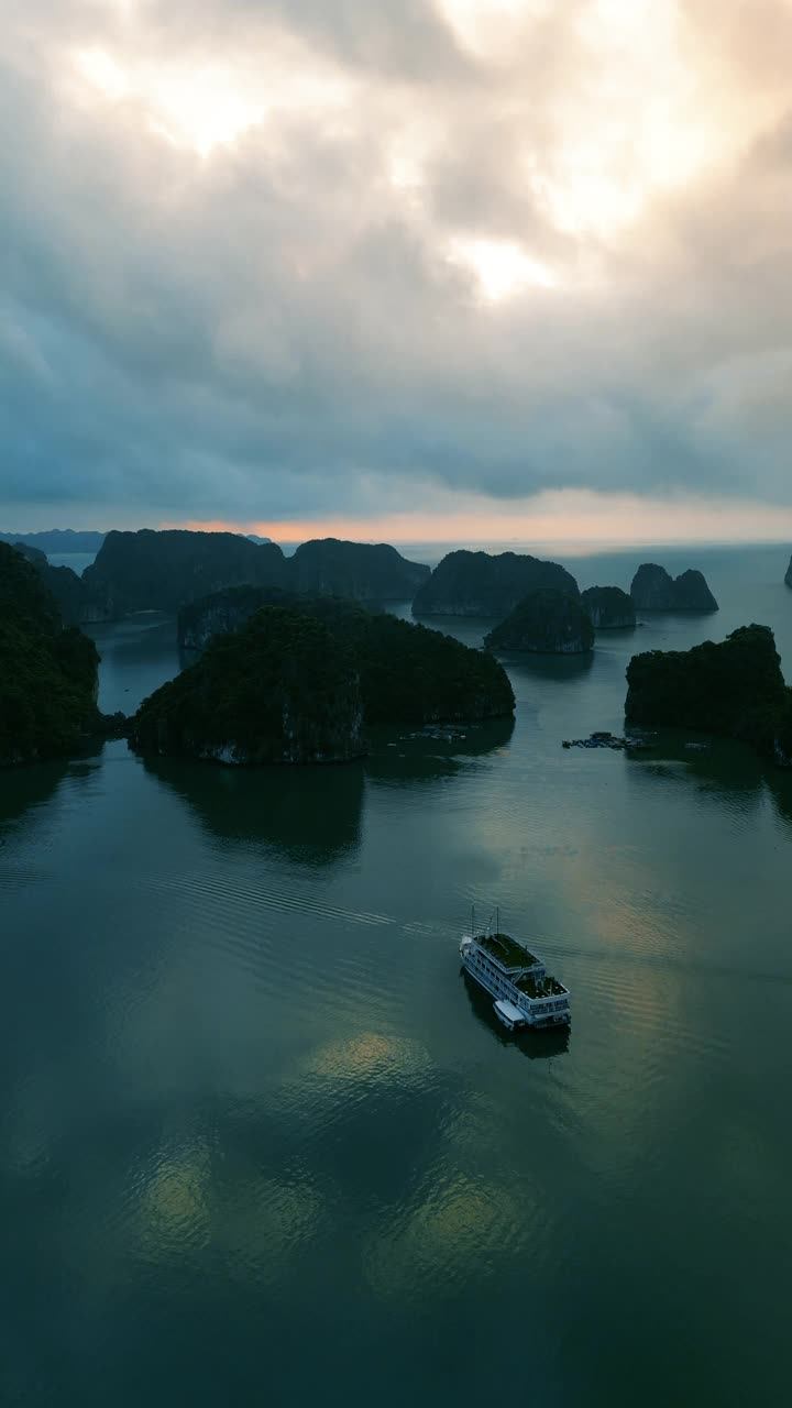 日出时分下龙湾上空的无人机视频素材