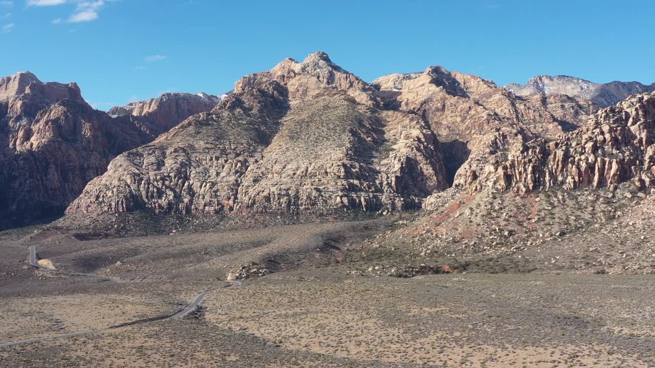 清晨红岩峡谷的鸟瞰图视频下载