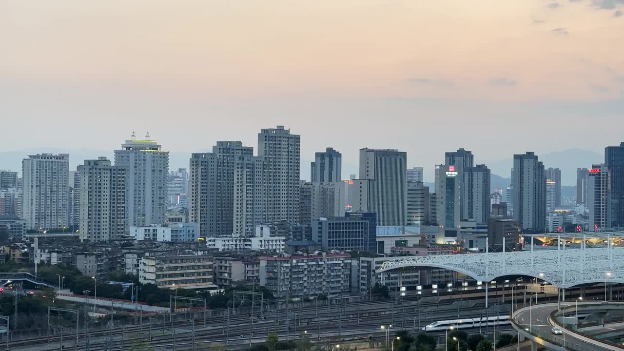 客运列车抵达城市火车站视频素材