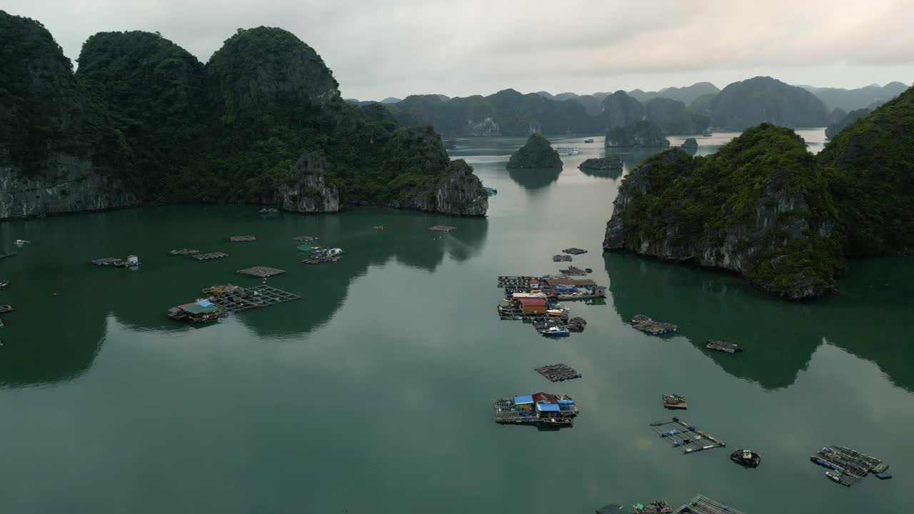 无人机在日出时俯瞰下龙湾渔民的房子视频素材