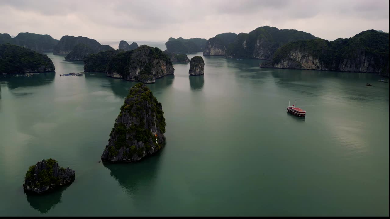 日出时分下龙湾上空的无人机视频素材