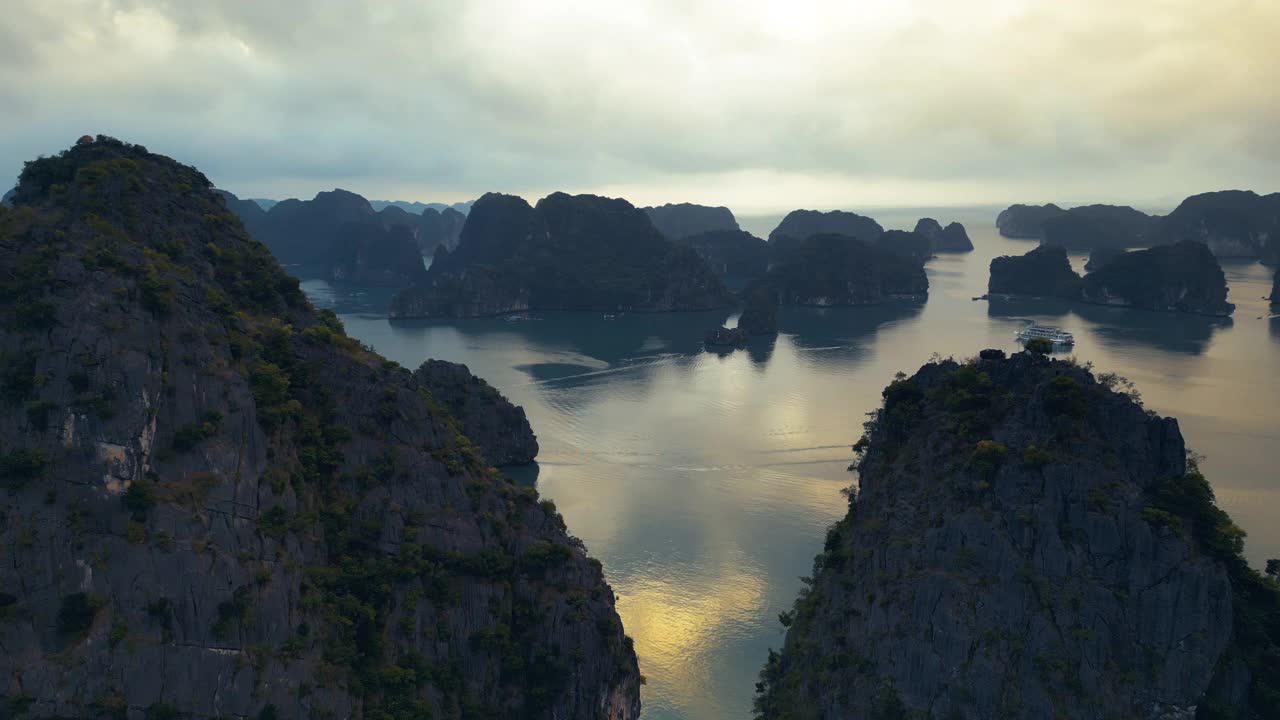 日出时分下龙湾上空的无人机视频素材