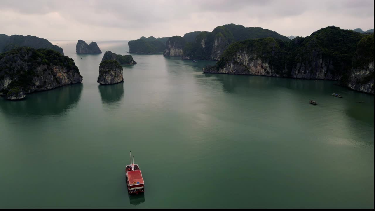 日出时分下龙湾上空的无人机视频素材