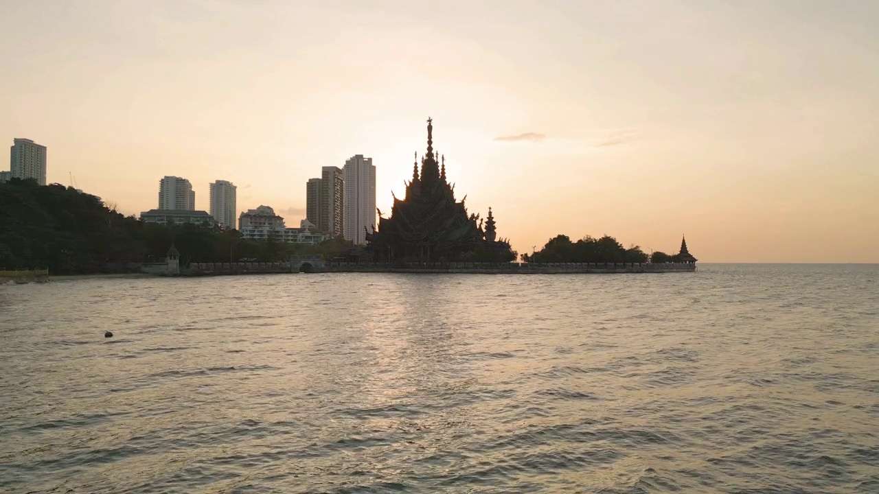 泰国芭提雅市与海滩海的真理博物馆避难所的鸟瞰图。寺庙是旅游景点的地标性建筑。视频素材