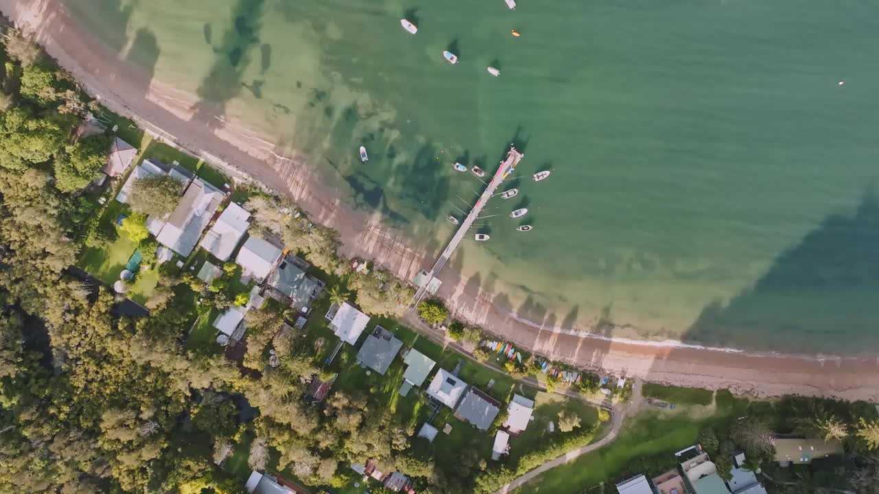 鸟瞰航拍画面，一艘渡轮从棕榈滩停靠在大鲭鱼海滩和码头，位于澳大利亚新南威尔士州悉尼库环盖蔡斯国家公园皮特沃特西岸。视频下载