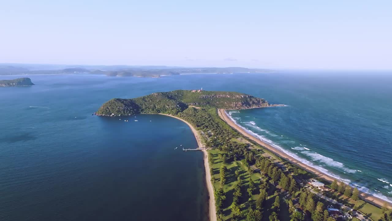 棕榈滩和巴伦乔伊岬和灯塔的高空无人机夜景。棕榈滩是澳大利亚新南威尔士州悉尼北部海滩地区的一个富裕的海滨郊区。视频下载