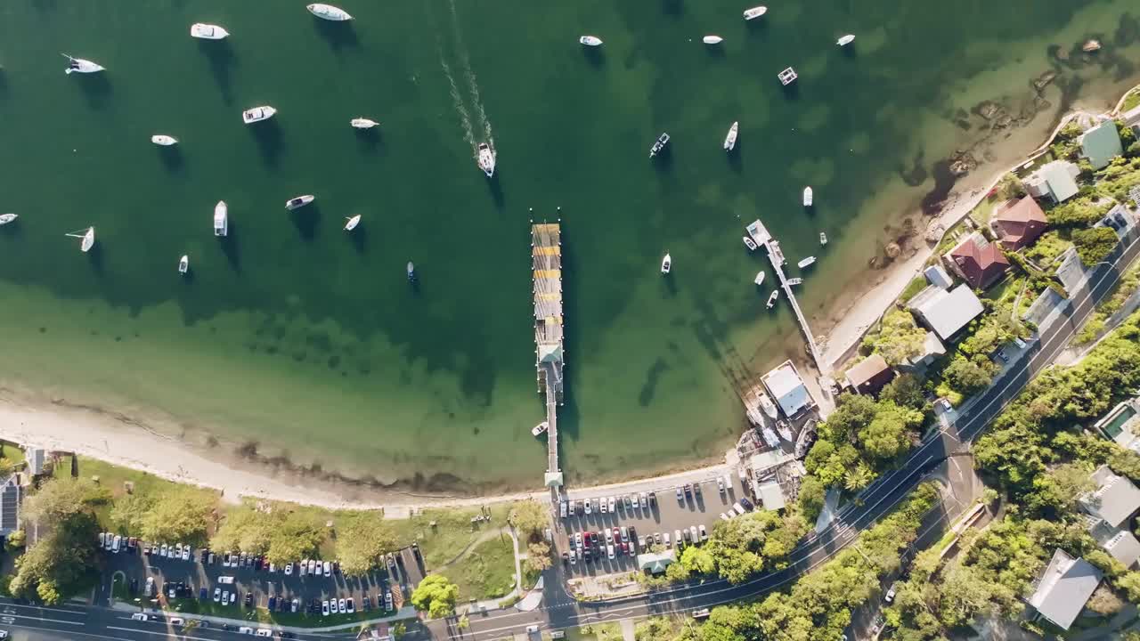 高空鸟瞰棕榈滩海岸线和渡轮码头。棕榈滩是澳大利亚新南威尔士州悉尼北部海滩地区的一个富裕的海滨郊区。视频下载