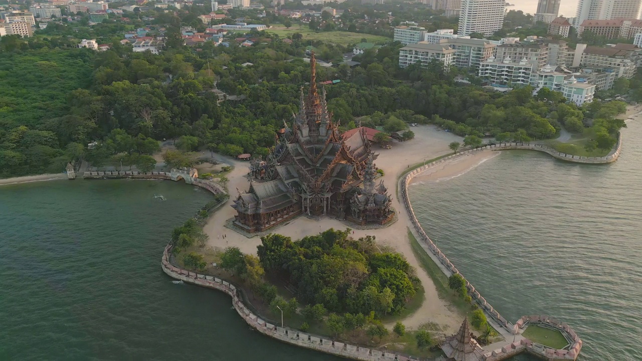 泰国芭提雅市与海滩海的真理博物馆避难所的鸟瞰图。寺庙是旅游景点的地标性建筑。视频素材