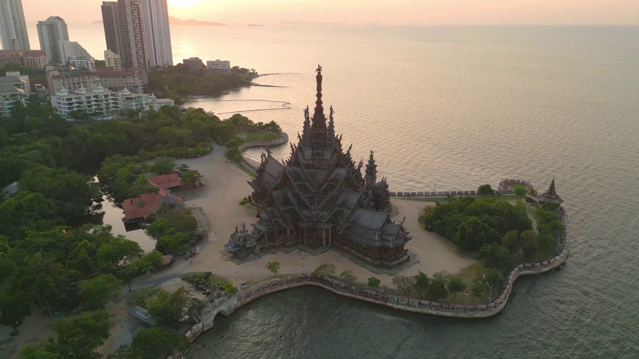 泰国芭提雅市与海滩海的真理博物馆避难所的鸟瞰图。寺庙是旅游景点的地标性建筑。视频素材