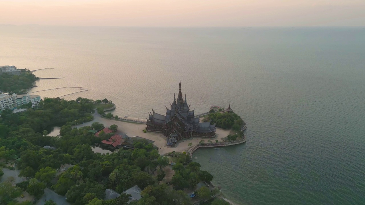 泰国芭提雅市与海滩海的真理博物馆避难所的鸟瞰图。寺庙是旅游景点的地标性建筑。视频素材