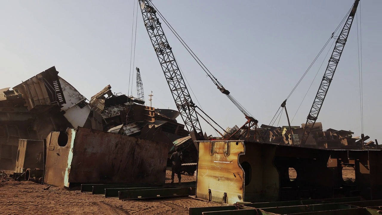 装货起重机在破损的船厂将沉船拆成碎片视频素材