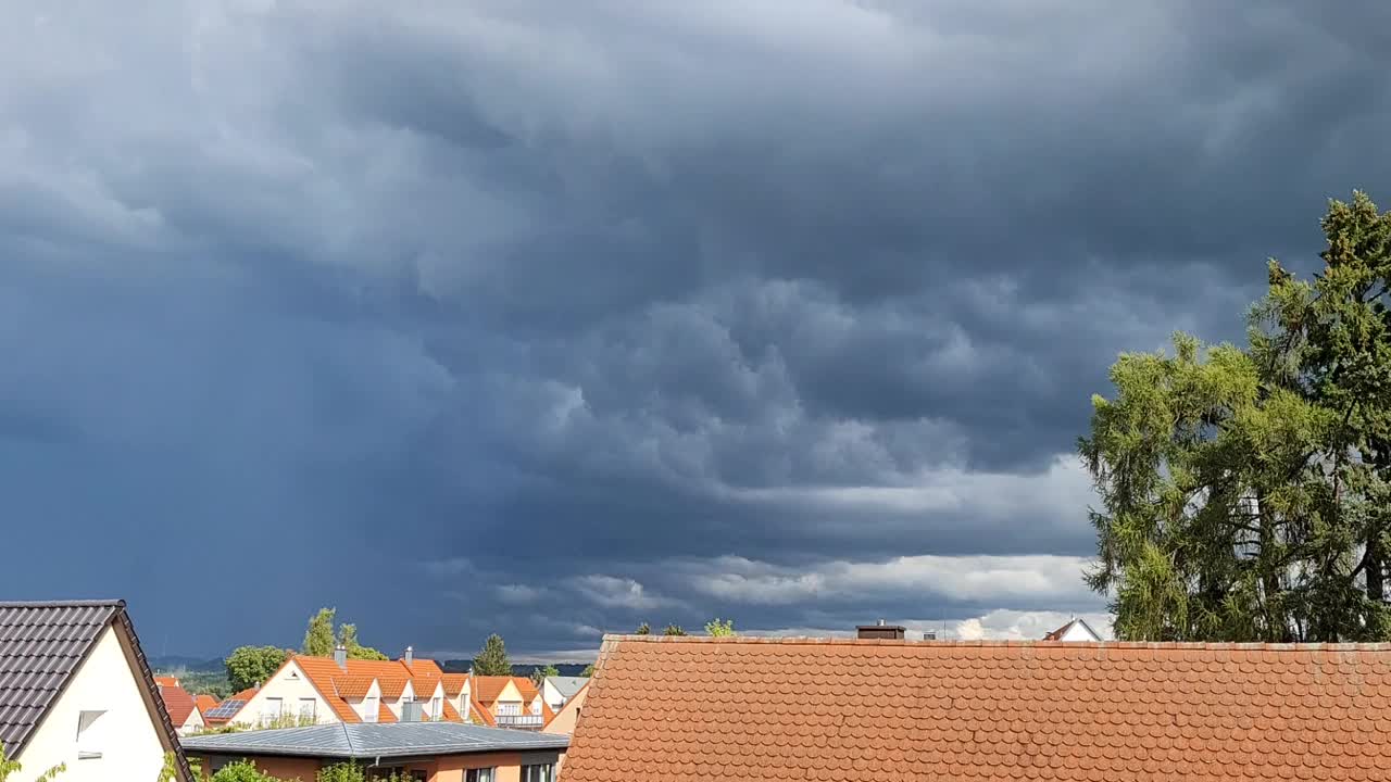 暴风雨的云在城镇上空移动的时间流逝。视频下载