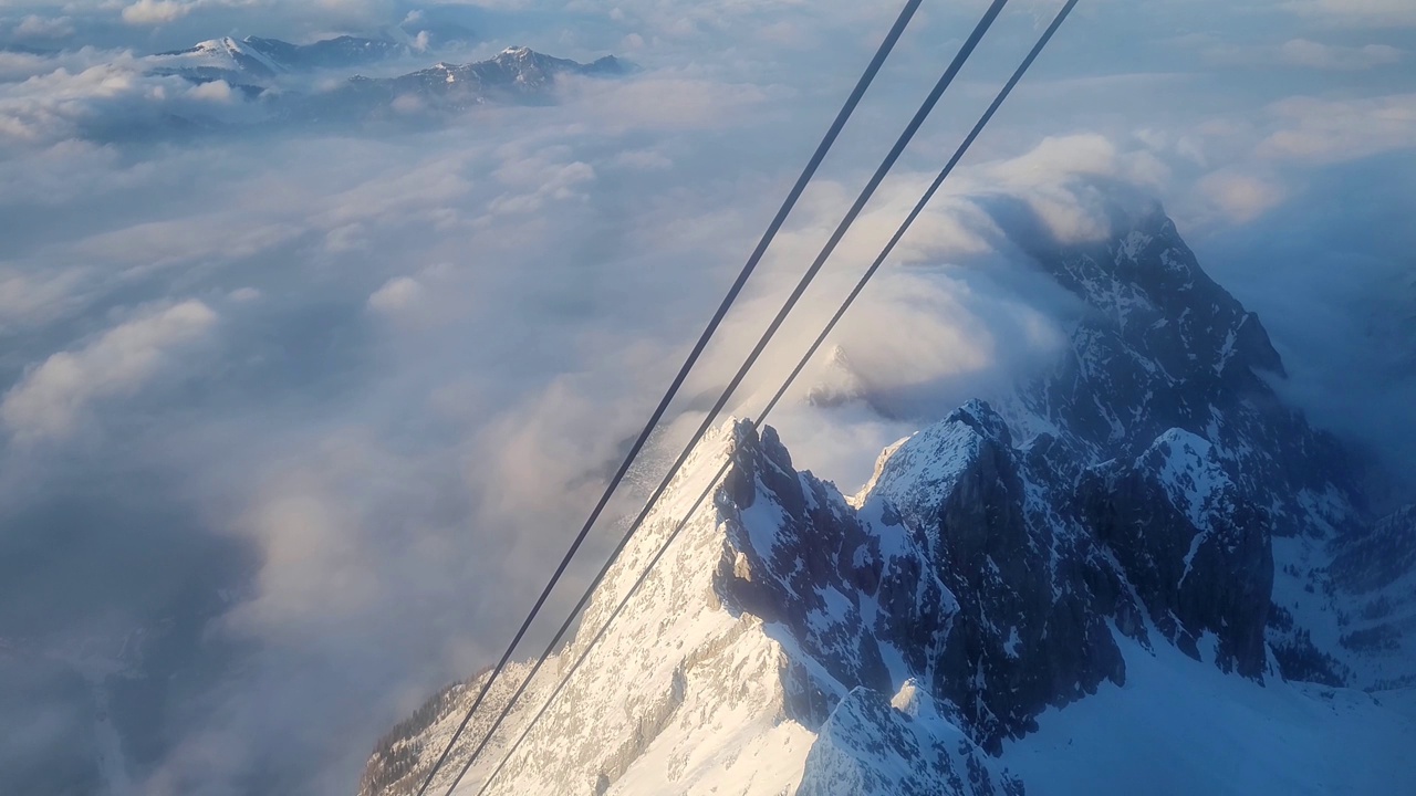 缆车穿过云层到达德国巴伐利亚州的zugspitzer。视频素材