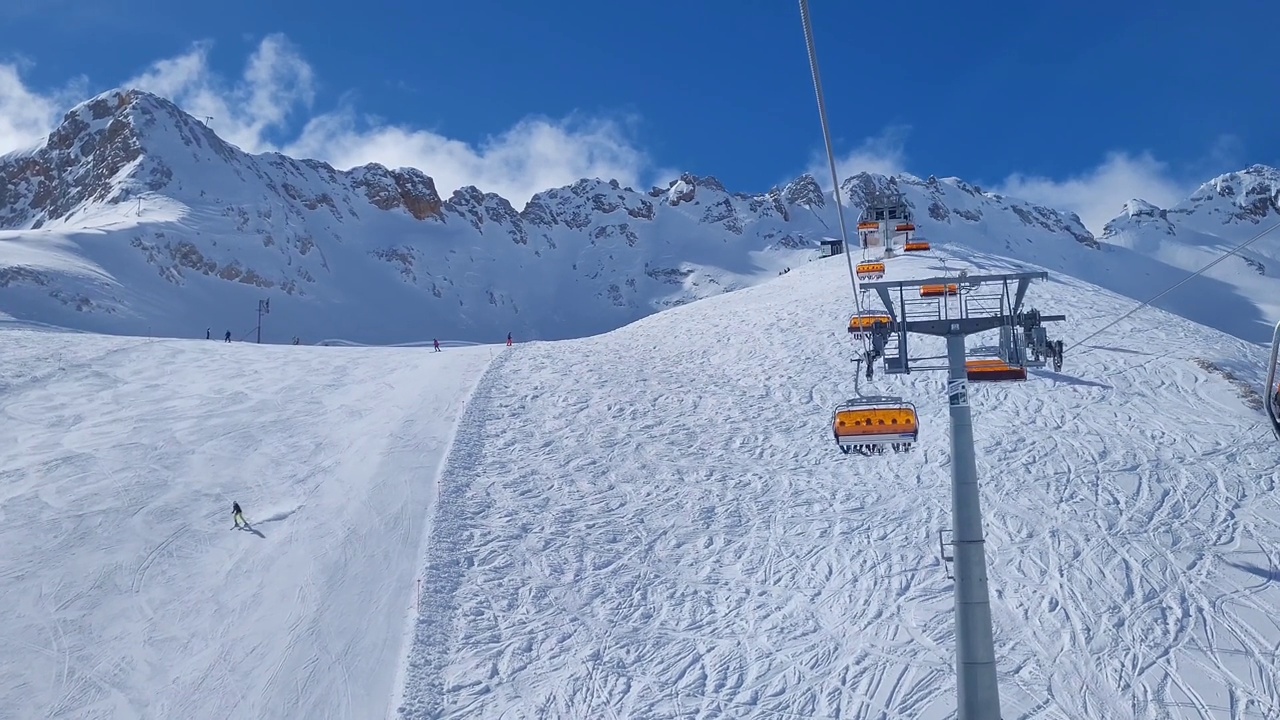 在阿尔卑斯山的一个度假胜地，滑雪缆车和滑雪坡道。视频素材