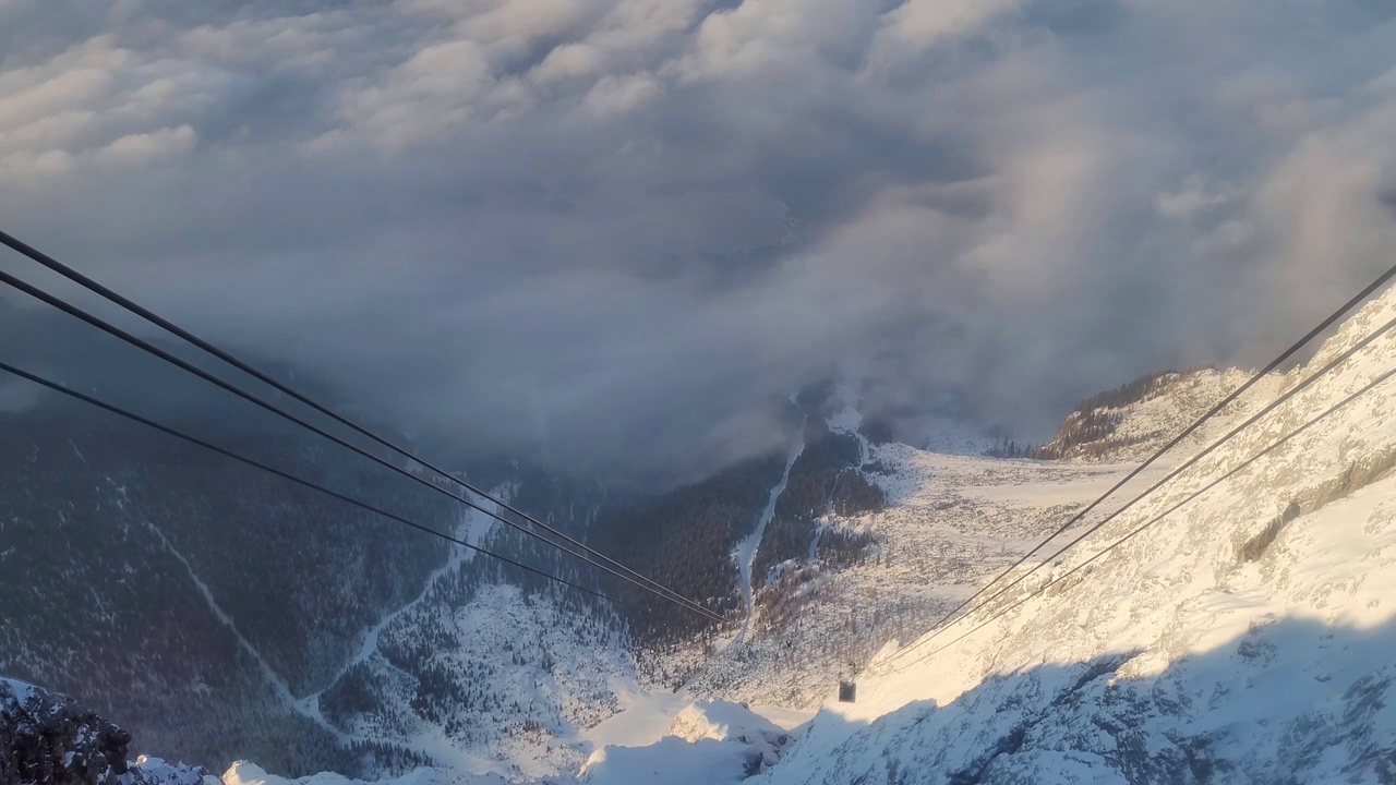 缆车穿过云层到达德国巴伐利亚州的zugspitzer。视频素材