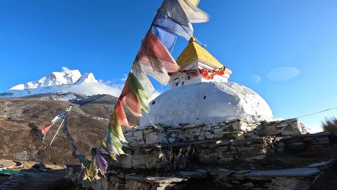 尼泊尔Dingboche村，一座古老的传统佛教佛塔，背景是ama Dablam山。视频素材