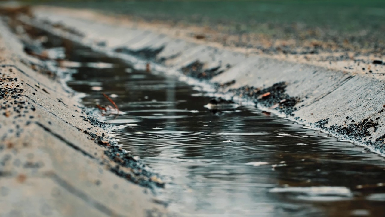 混凝土沟渠在寒冷阴天充满雨水视频素材