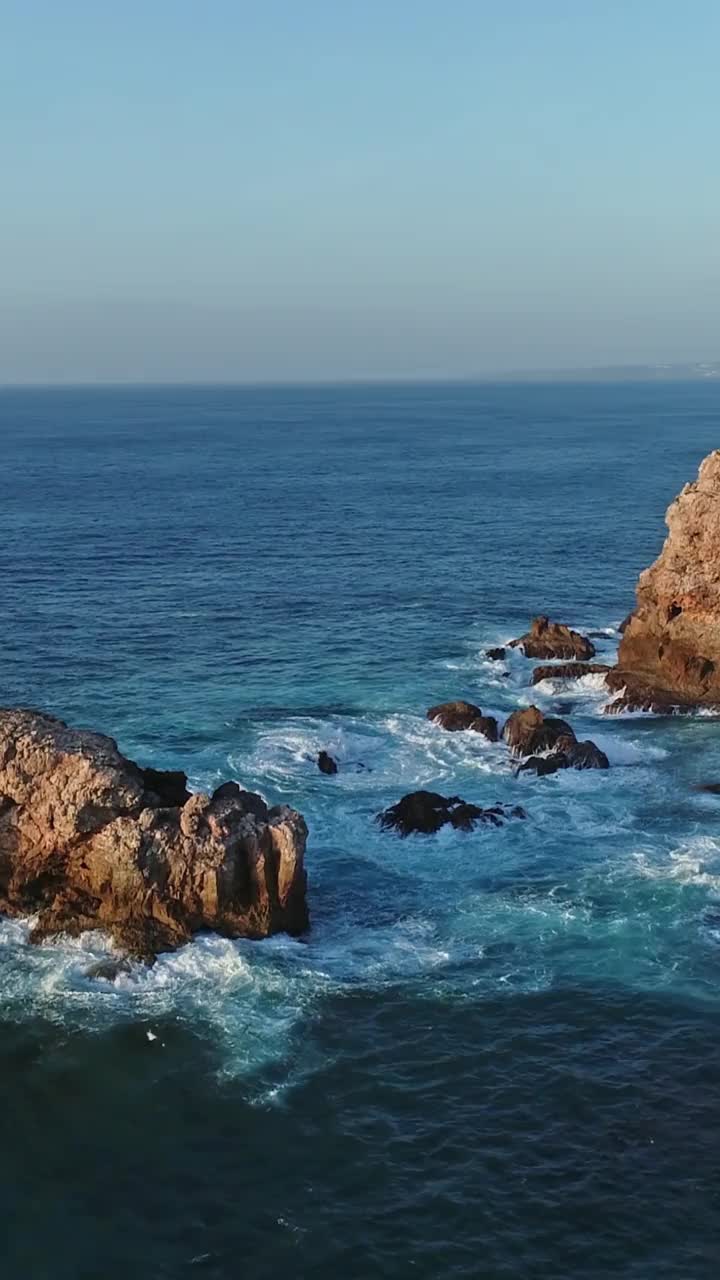 航拍的大西洋海岸与岩石在葡萄牙视频素材