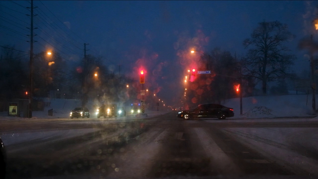 雪夜交通视频素材