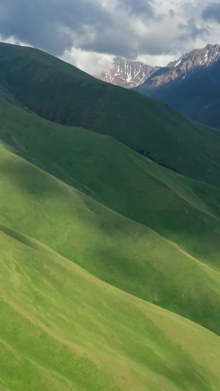 高加索山脉的夏季景观视频素材