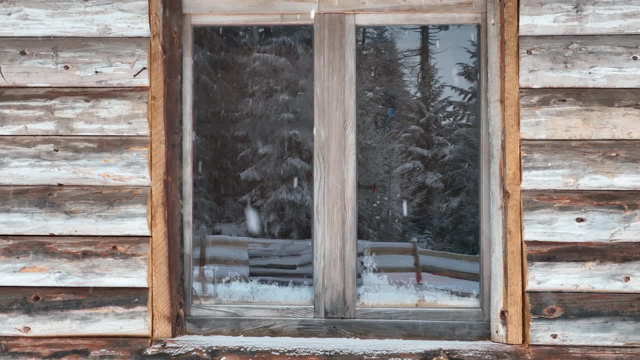 壮丽的山区冬季景观，冷杉林中幽静的小木屋在下雪时完全被雪覆盖。视频素材